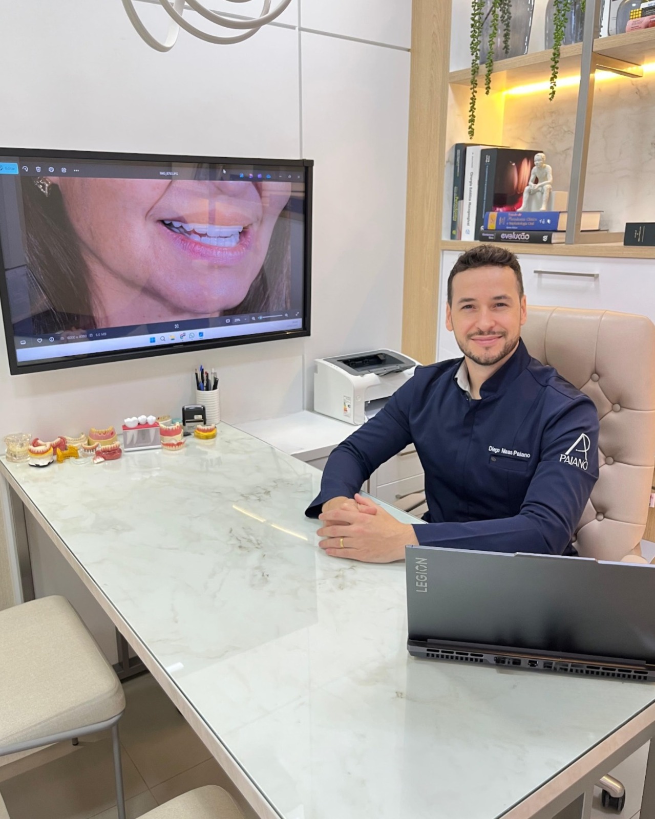 Dr. Diego Paiano atendendo em consultório com microscópio odontológico